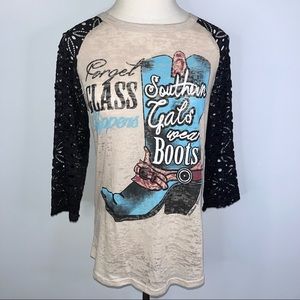 SOUTHERN GRACE Raglan Sleeve Graphic Shirt Lace Sleeves Small